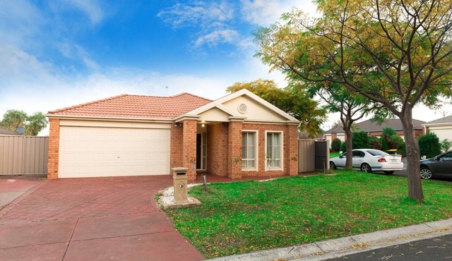 Spacious 4-Bedroom Home in Craigieburn – Close to Everything!