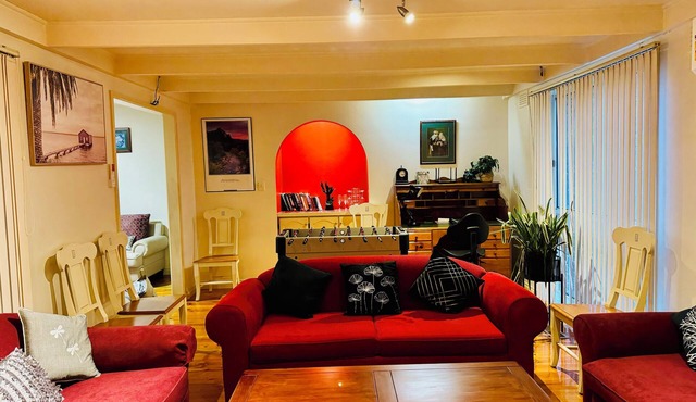 Spacious 4-bedroom house with WiFi and AC in tranquil Craigieburn.