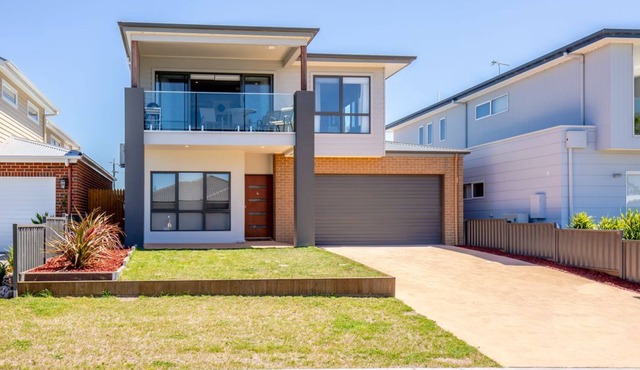 Spacious 4 bedroom house with jetty berth and island views - pet friendly