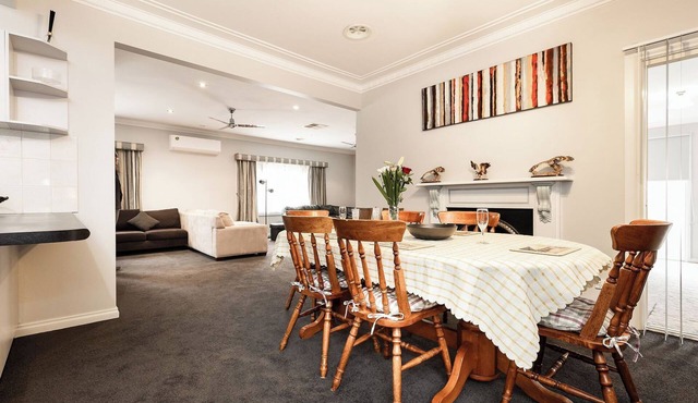 Spacious 4-bedroom house in quaint South Albury