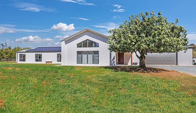 Spacious 4-bedroom house in welcoming Wharparilla with WiFi, AC close to river