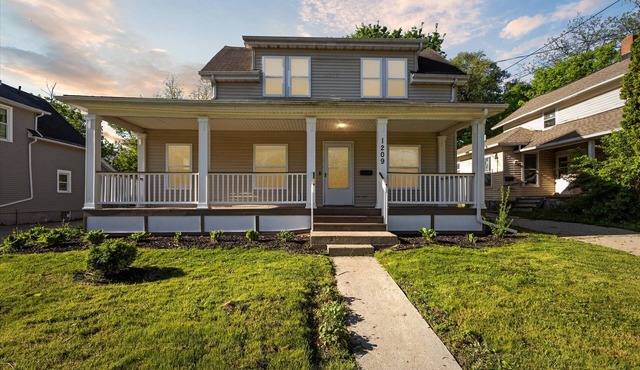Spacious 4-bedroom building, and WiFi in wonderful Lansing