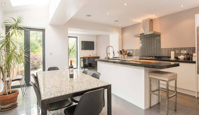 Spacious 4 Bedroom Character Home in Pontcanna!