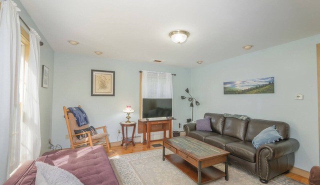 Spacious 4-bedroom country house in delightful Farmington with AC