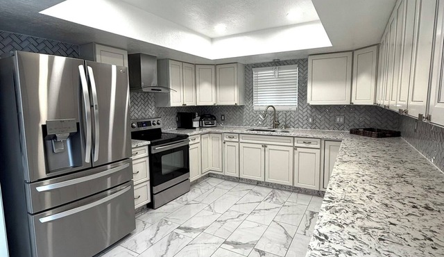 Spacious 4- bedroom can sleep up to 22 - entertaining Game room