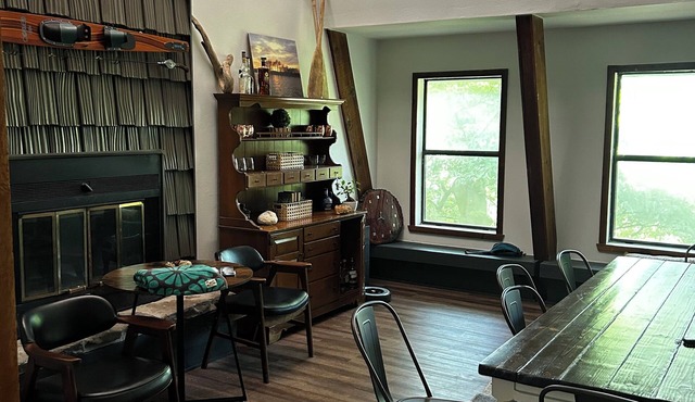 Spacious 4-Bedroom Cabin Near Lake Tenkiller – Sleeps 17