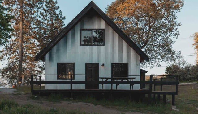 Spacious 4-bedroom cabin on secluded private land