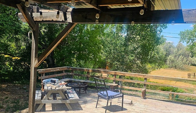 Spacious 4-bedroom charming Western Ranch Style Haven with WiFi and AC