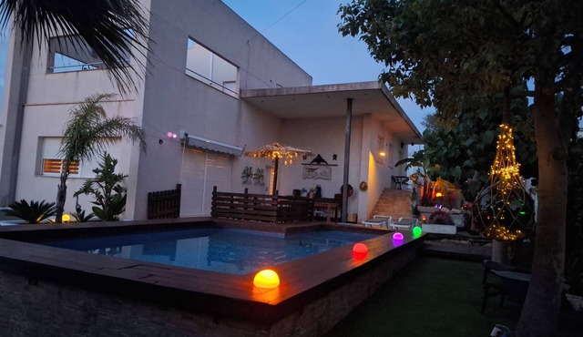 Spacious 4-bedroom chalet with fitness room and AC in Llíria