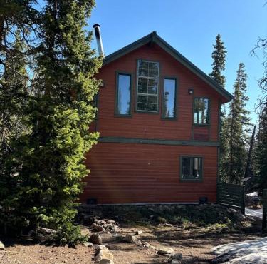 Spacious 4 Bedroom Chalet on Hiking Trails
