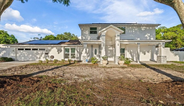 Spacious 4-bedroom chalet in fantastic Tampa with WiFi, AC