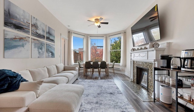 Spacious 4-bedroom condo in wonderful Chicago with WiFi, AC