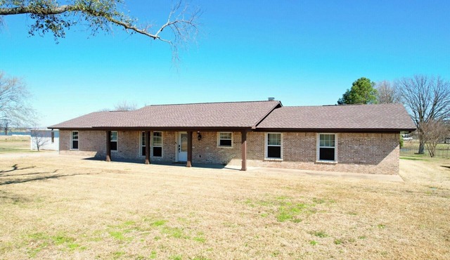 Spacious 4-bedroom country house in beautiful Alba with AC on lake Fork