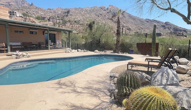 Spacious 4-bedroom Desert Retreat with Pool, WiFi, AC