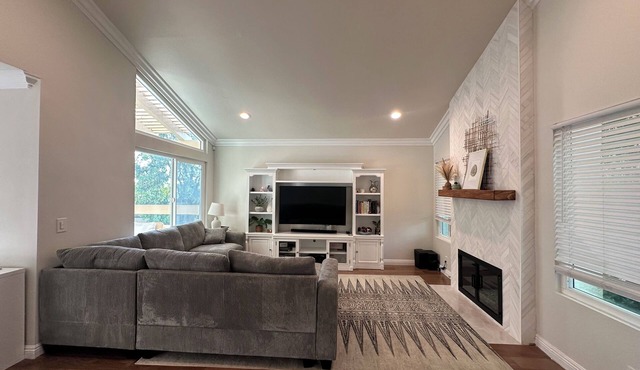 Spacious 4-bedroom Disneyland townhome with AC, WiFi