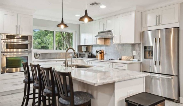 Spacious 4 Bedroom Entire Home, Tampa, Fire Pit