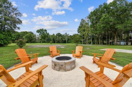 Spacious 4 Bedroom Entire Home, Tampa, Fire Pit