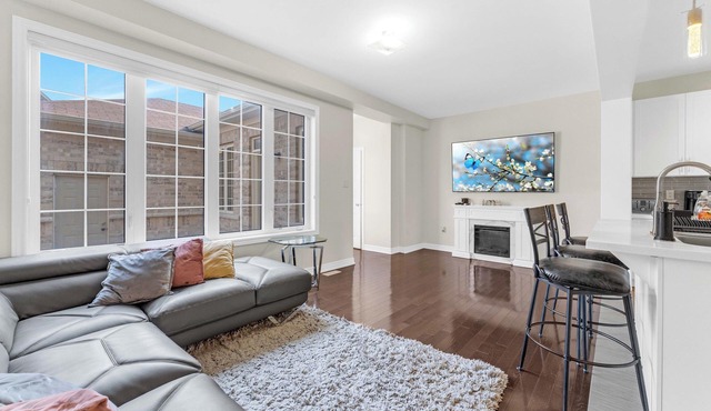 Spacious 4 bedroom Escape Near Canada's Wonderland!