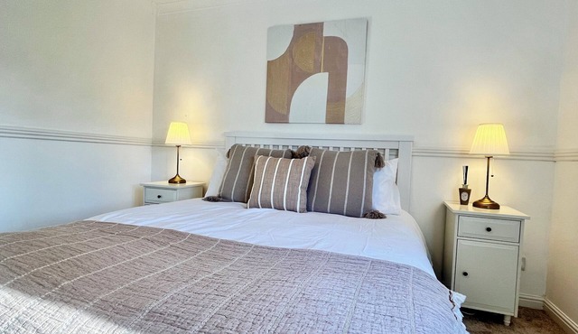 Spacious 4-Bedroom Family Home - sleeps 7