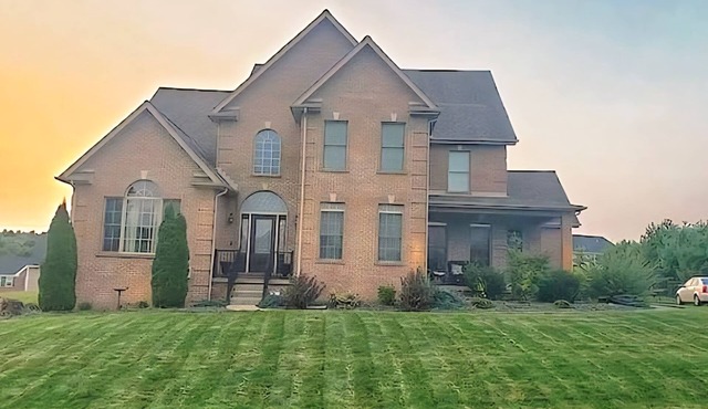 Spacious 4-bedroom family friendly house, convenient to airport and downtown