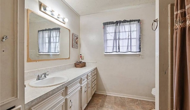 Spacious 4-bedroom family home in charming Bryan with AC, WiFi