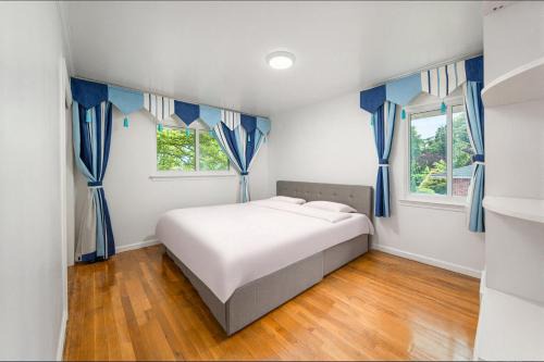 Spacious 4 Bedroom Family Home Minutes to NYC Jones Beach