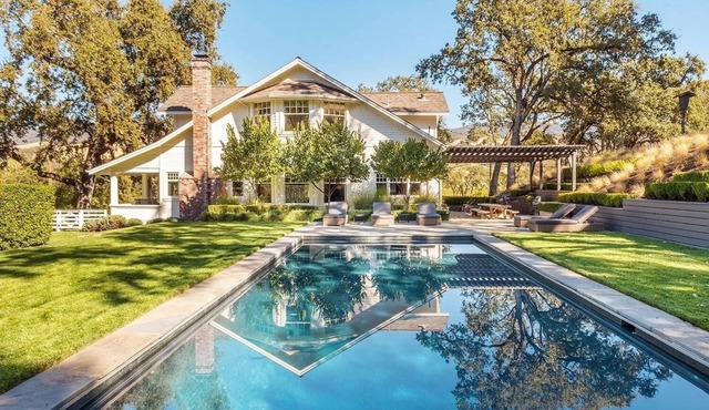 Spacious 4-bedroom farmhouse with private pool & vineyard views in Hopland