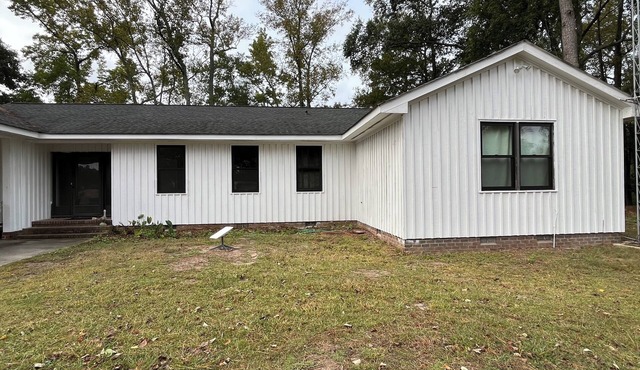 Spacious 4-bedroom farmhouse in near Britton Manor with small lake