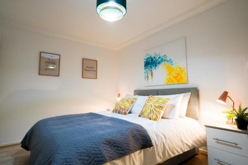 Spacious, 4 Bedroom, Free Parking & Garden