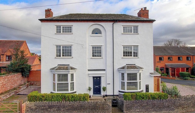Spacious 4 Bedroom Georgian house in a beautiful quiet village of Ombersley