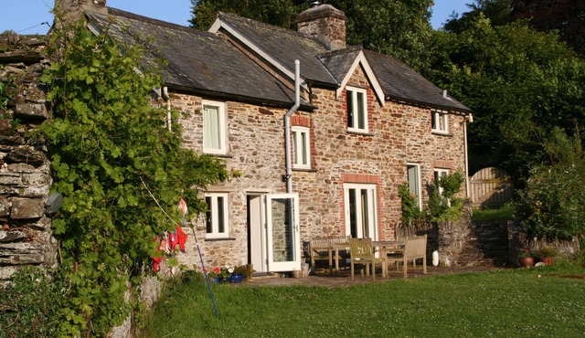 Spacious 4 bedroom cottage in stunning countryside with secluded 3/4 acre garden