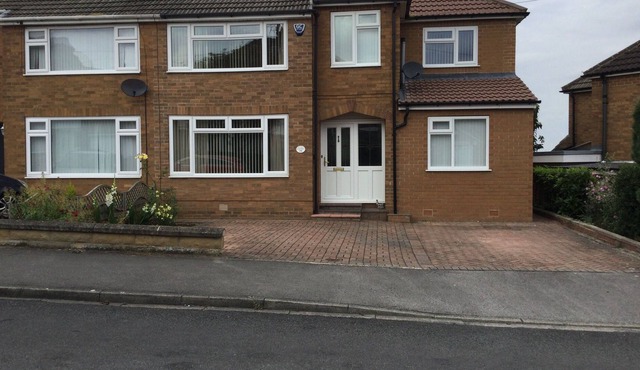 Spacious 4 bedroom house, in Boston Spa between York, Harrogate & Leeds Sleeps 9