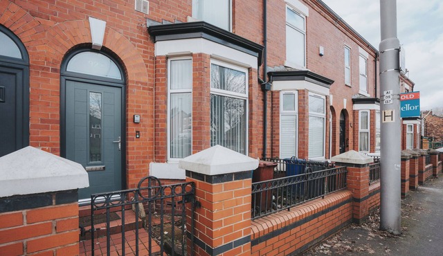 Spacious 4-Bedroom Manchester Retreat with Garden