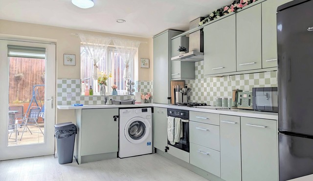 Spacious 4-bedroom, 3-bath property close to Liverpool city centre, featuring a fully equipped kitchen, bright living room, garden, and free on-street parking. Perfect for families, contractors, or groups seeking comfort and convenience.