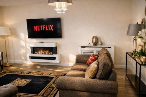 Spacious 4 Bedroom House in Milton Keynes with Home Office and Free Parking