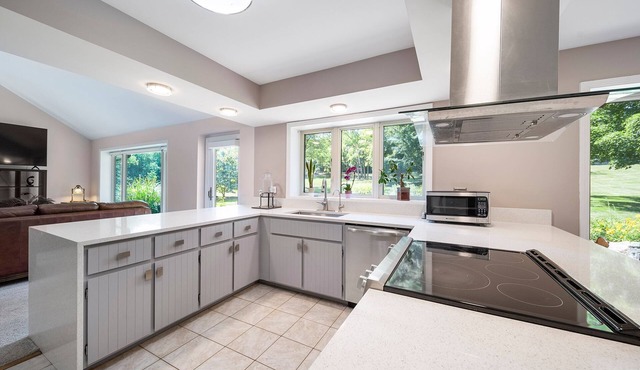 Spacious 4-bedroom getaway with beautiful patio garden & fitness room, Wifi