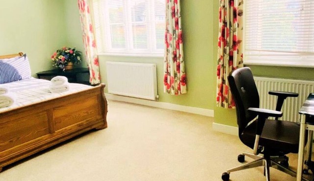 Spacious 4 Bedroom Home With Free Wi-Fi, And Free Parking on The Isle Of Sheppey