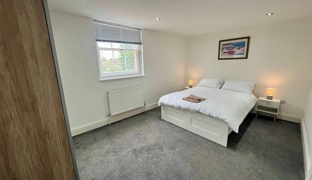 Spacious 4-Bedroom House - Garden & Free Parking