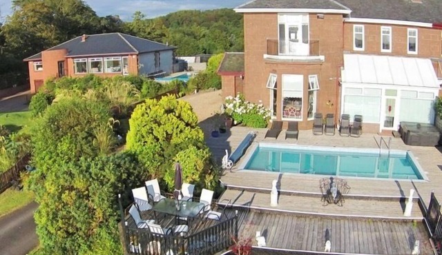 Spacious 4 Bedroom House With Stunning Views near Glasgow