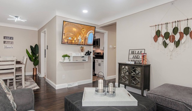 Spacious 4-bedroom house in charming Allen Park with WiFi, AC