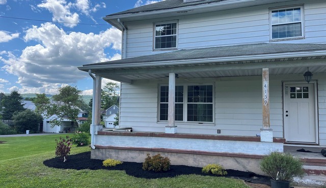 Spacious 4-bedroom house in lovely Belleville with WiFi, AC
