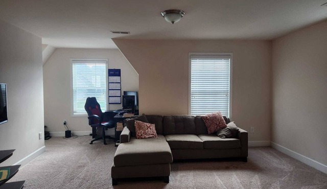 Spacious 4-bedroom house with WiFi and AC in Burlington. On a cul-de-sac.