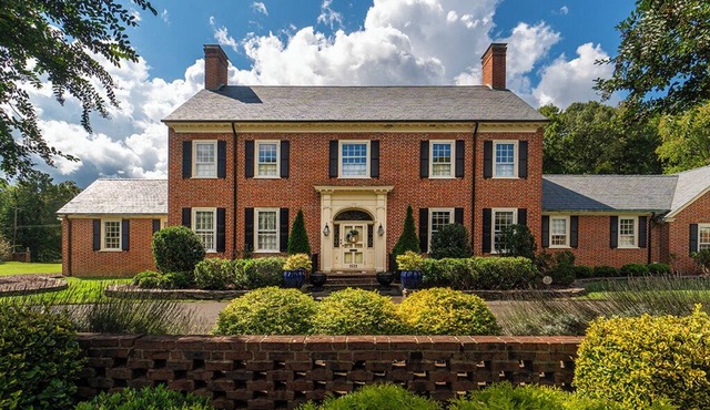 Spacious 4-bedroom house on Golf Course in charming Burlington.
