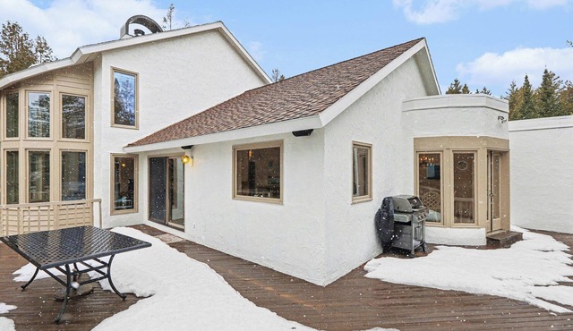 Spacious 4-bedroom house on beautiful Lake Charlevoix , located in Oyster Bay