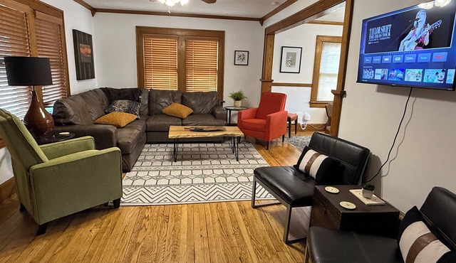 Spacious 4-bedroom house central to Des Moines near Drake Univ. Fenced yard