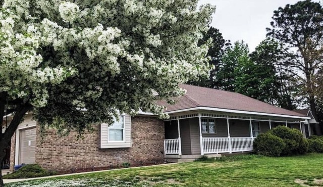 Spacious 4-bedroom house in fantastic Grandville with WiFi, AC