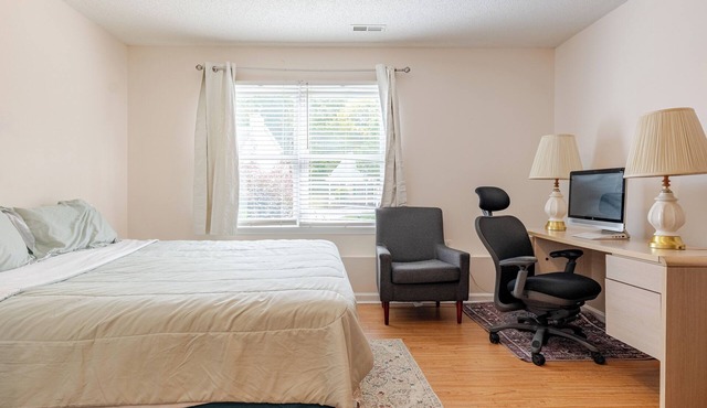 Spacious 4-bedroom house in enchanting Greensboro near UNCG