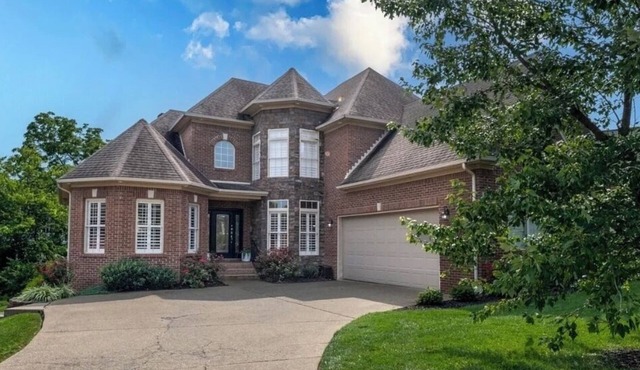 Spacious 4-bedroom house in Walking Distance to Restaurants