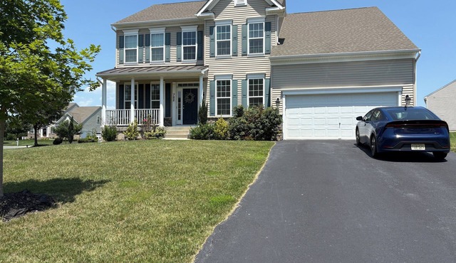 Spacious 4-bedroom house with backyard oasis