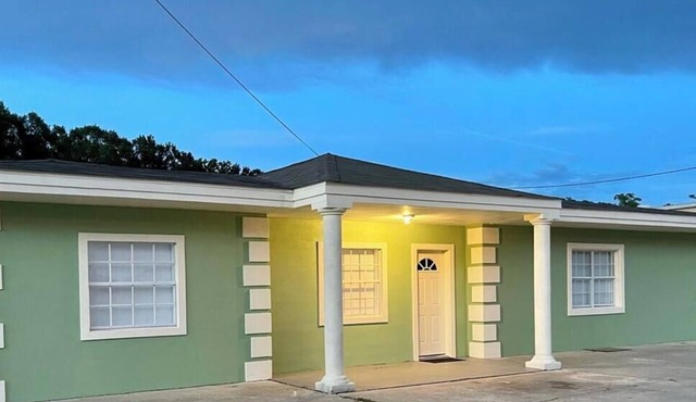 Spacious 4-bedroom house in superb New Iberia location with AC